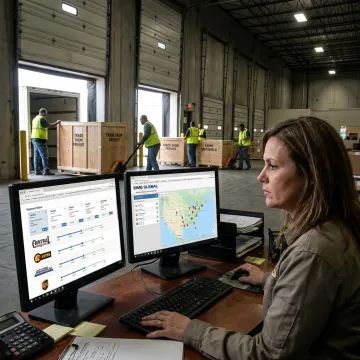 Coordinator tracking tradeshow freight shipment