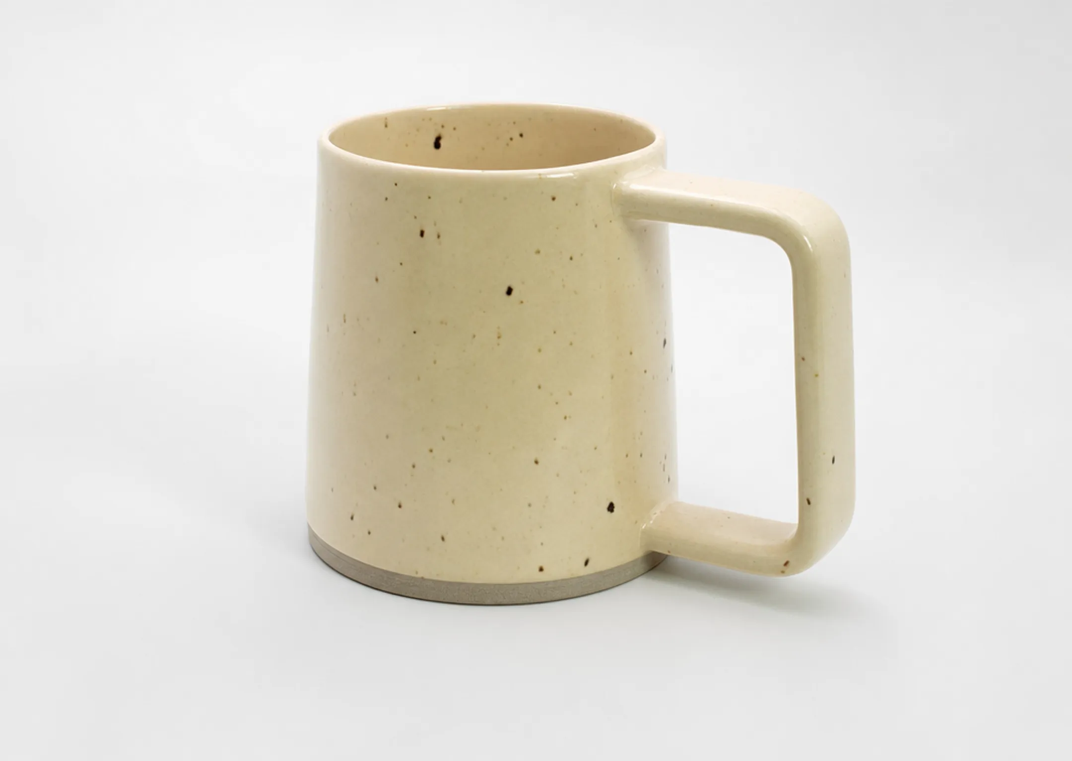 Ergonomic lightweight coffee mug with easy-grip handle for elderly users