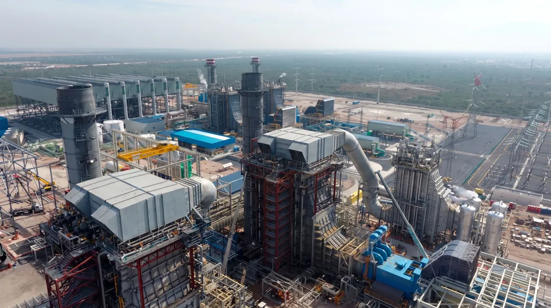 Industrial combined-cycle power plant with gas turbines and heat recovery steam generators