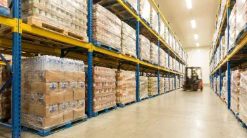 High-throughput food and beverage warehouse with pallets on standard racking systems
