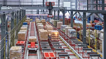 Automated robotic warehouse system handling pallets in modern distribution center