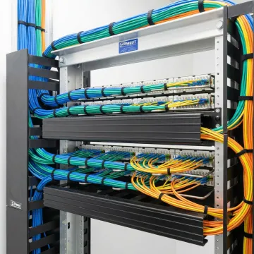 Structured fiber optic cabling system in enterprise network room
