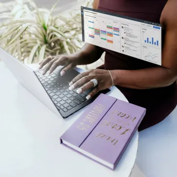 Social media virtual assistant managing content