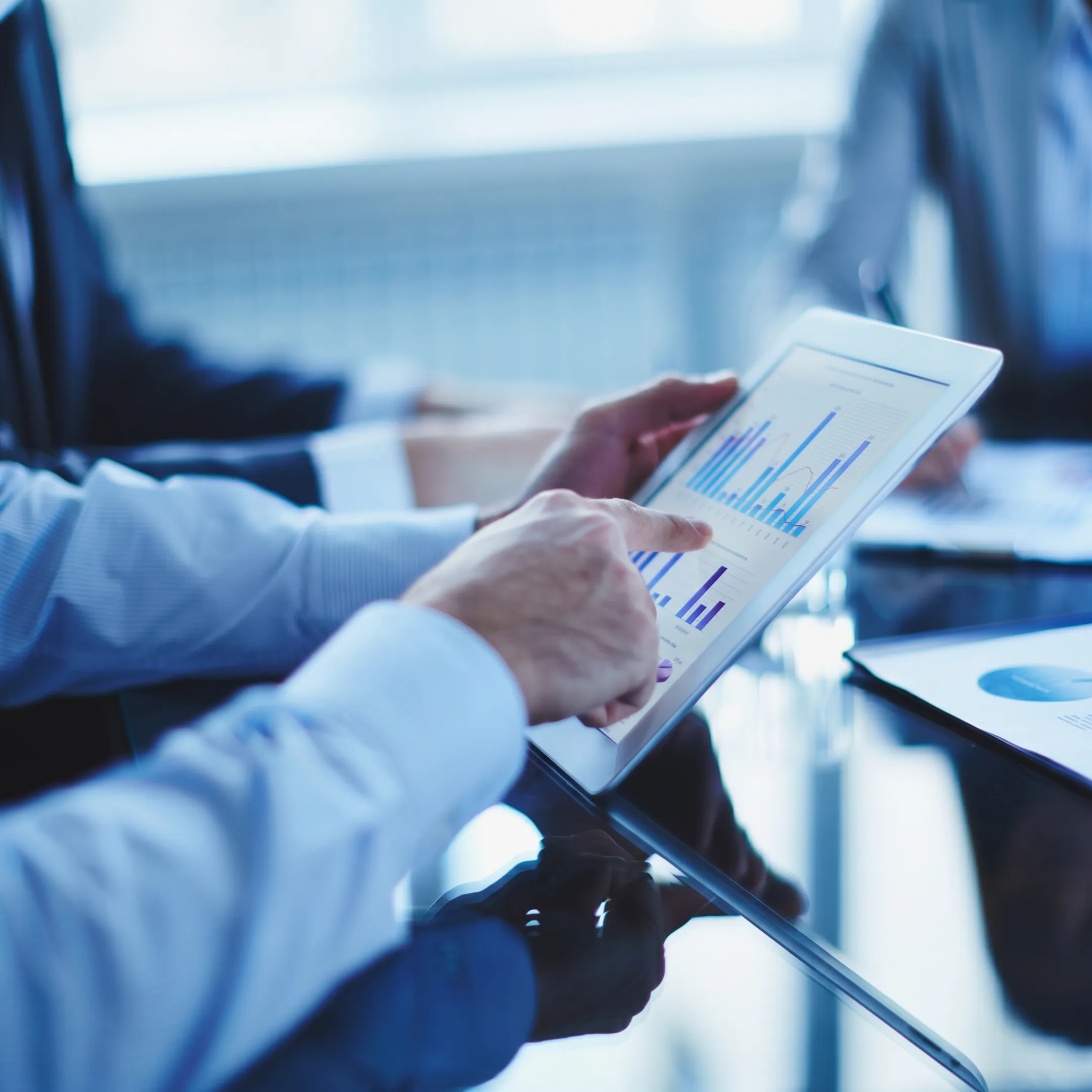 Fractional CFO reviewing financial dashboards with a growing business leadership team during an online strategy meeting