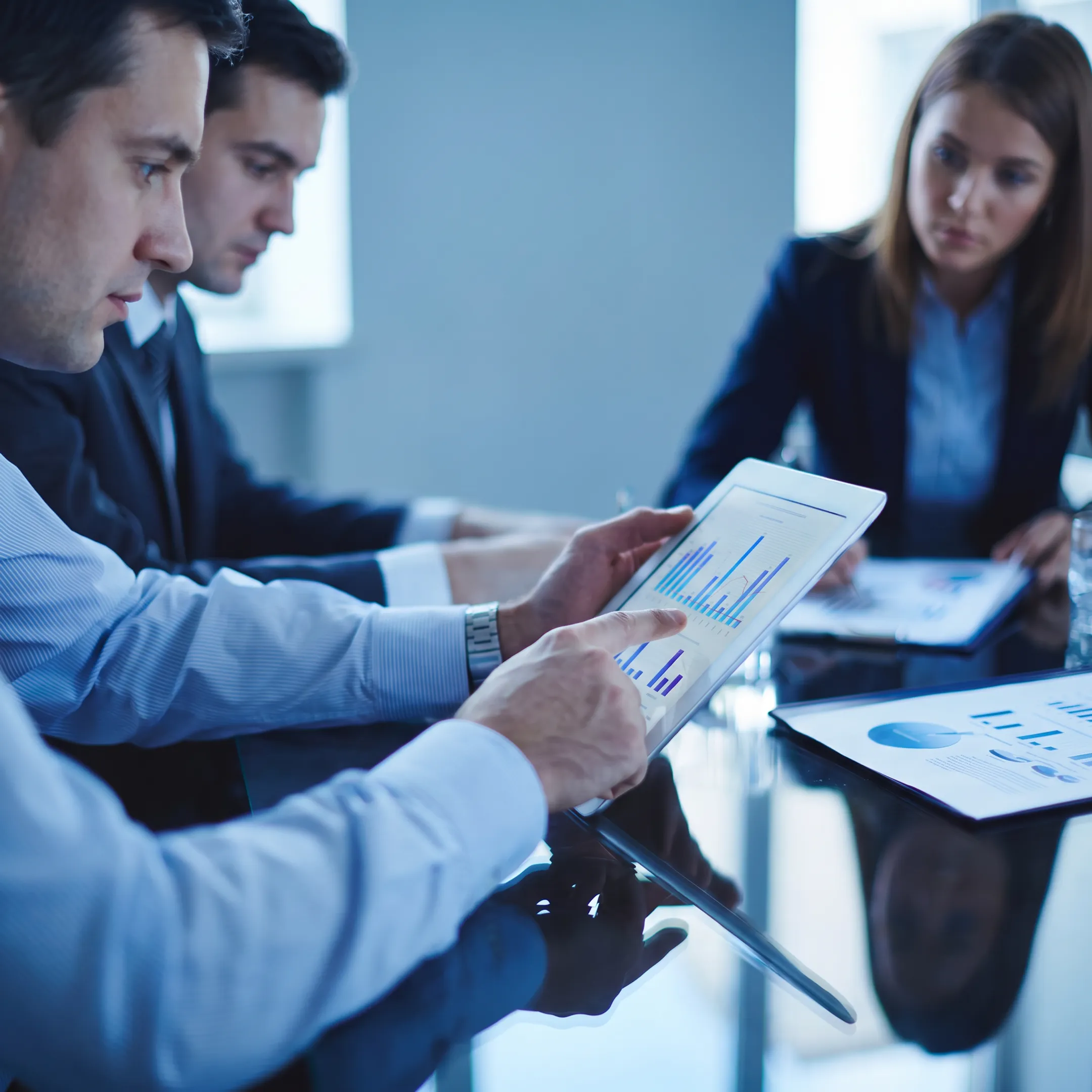 Fractional COO advising business leaders during an operations planning meeting