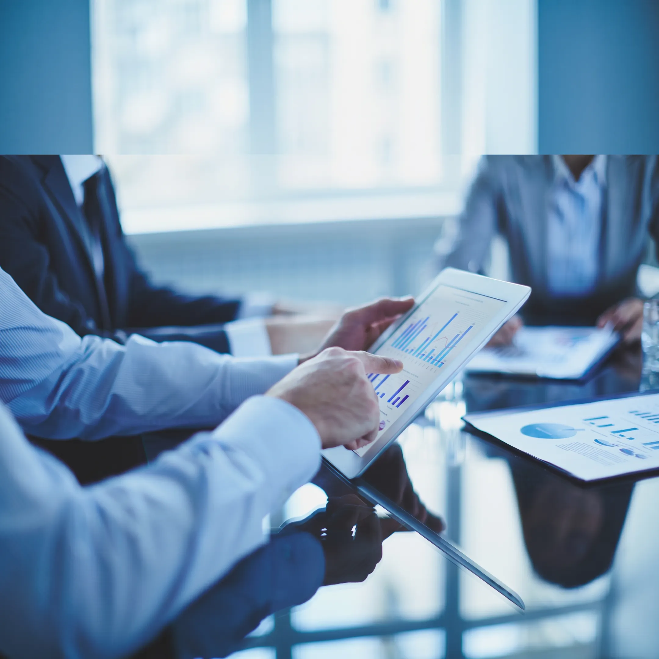 Interim executive collaborating with business leaders on a transformation roadmap
