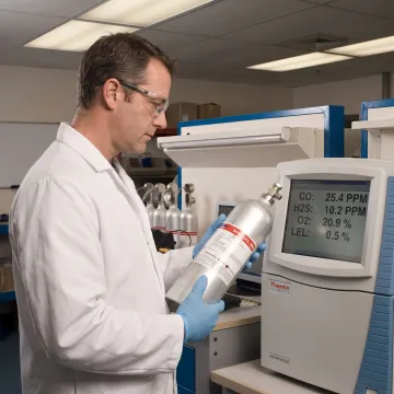 Calibration gas cylinder and analyzer