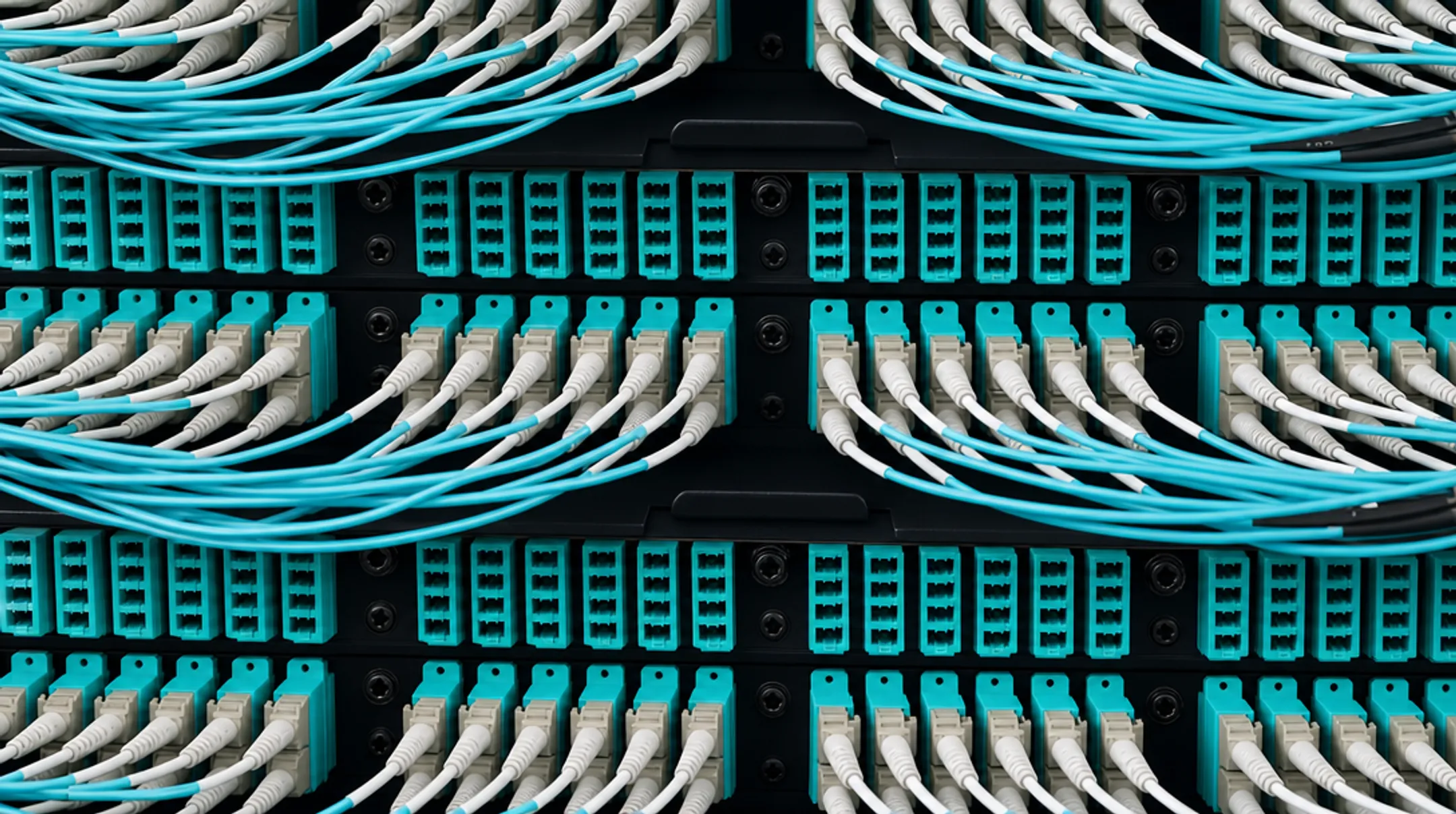 Fiber optic data center interconnect cabling with limited conduit pathways