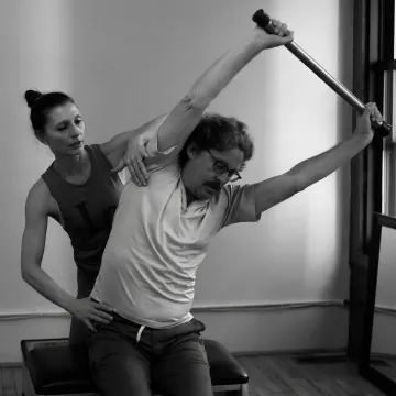 Client practicing classical Pilates on a reformer