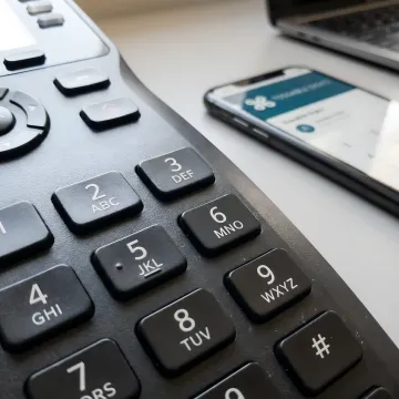 Vanity phone number keypad with alphanumeric letter combinations