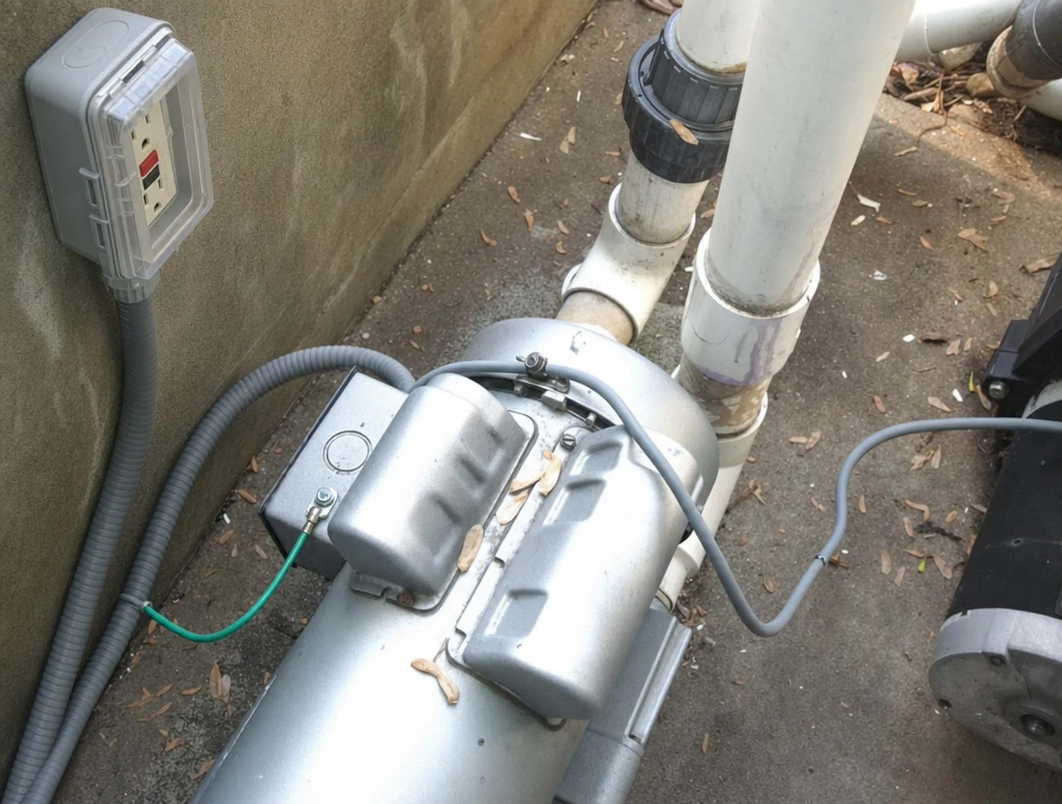 Above-ground pool pump motor with grounding and bonding wire connections