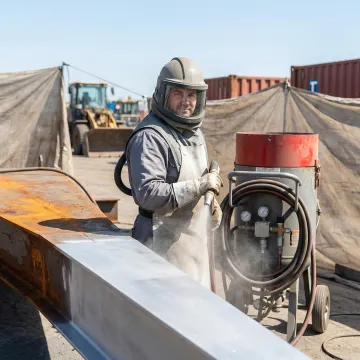 Professional mobile sandblasting equipment restoring metal surface