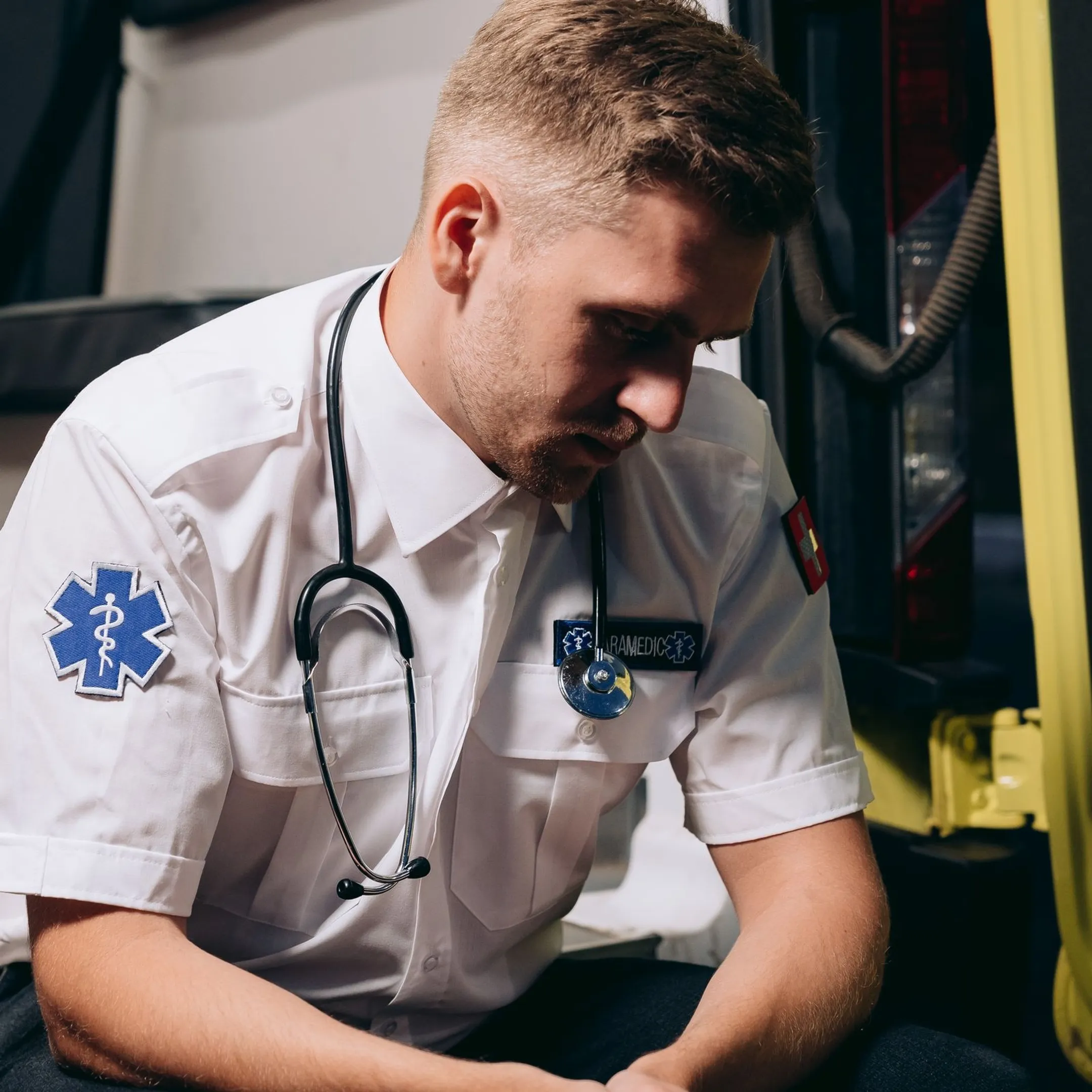 Doctor and nurse collaborating effectively using personality awareness strategies