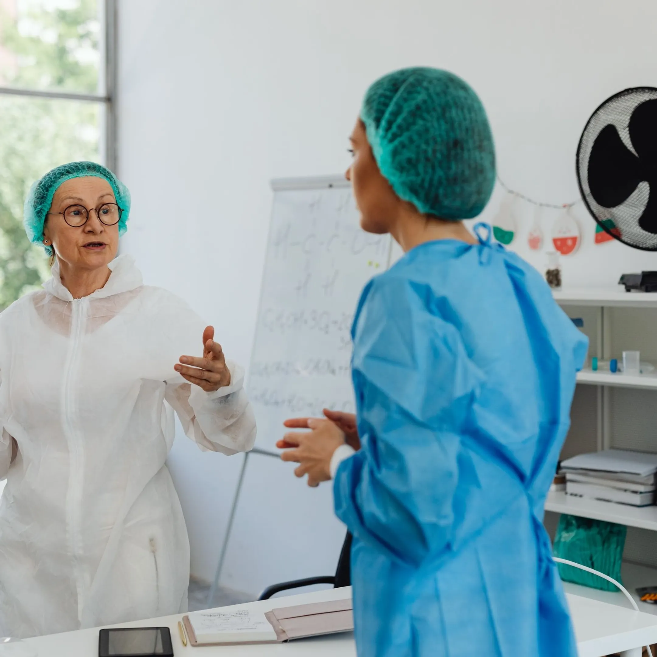 Nurse supervisor collaborating with medical team during shift handoff