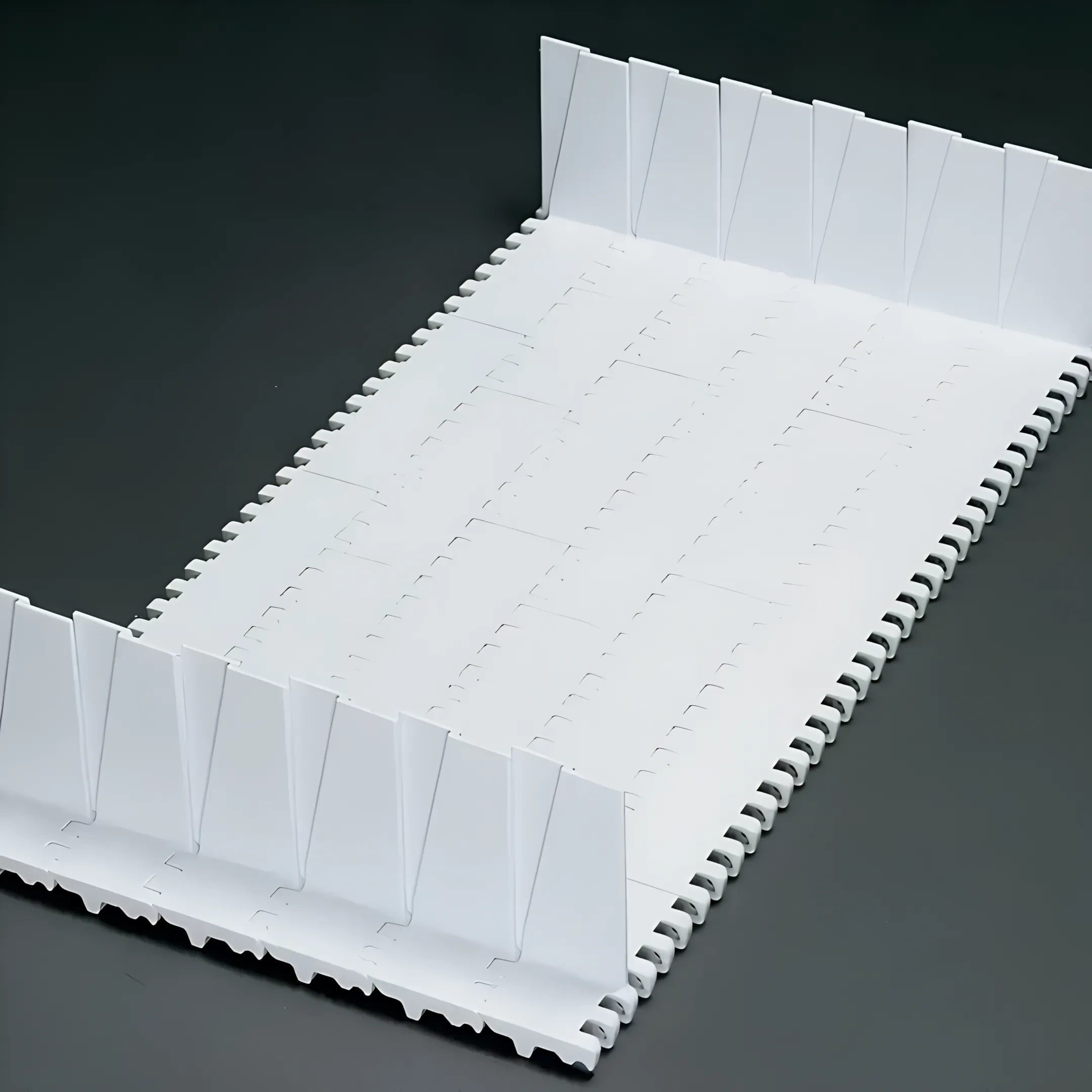 Modular belt conveyor operating in a manufacturing facility