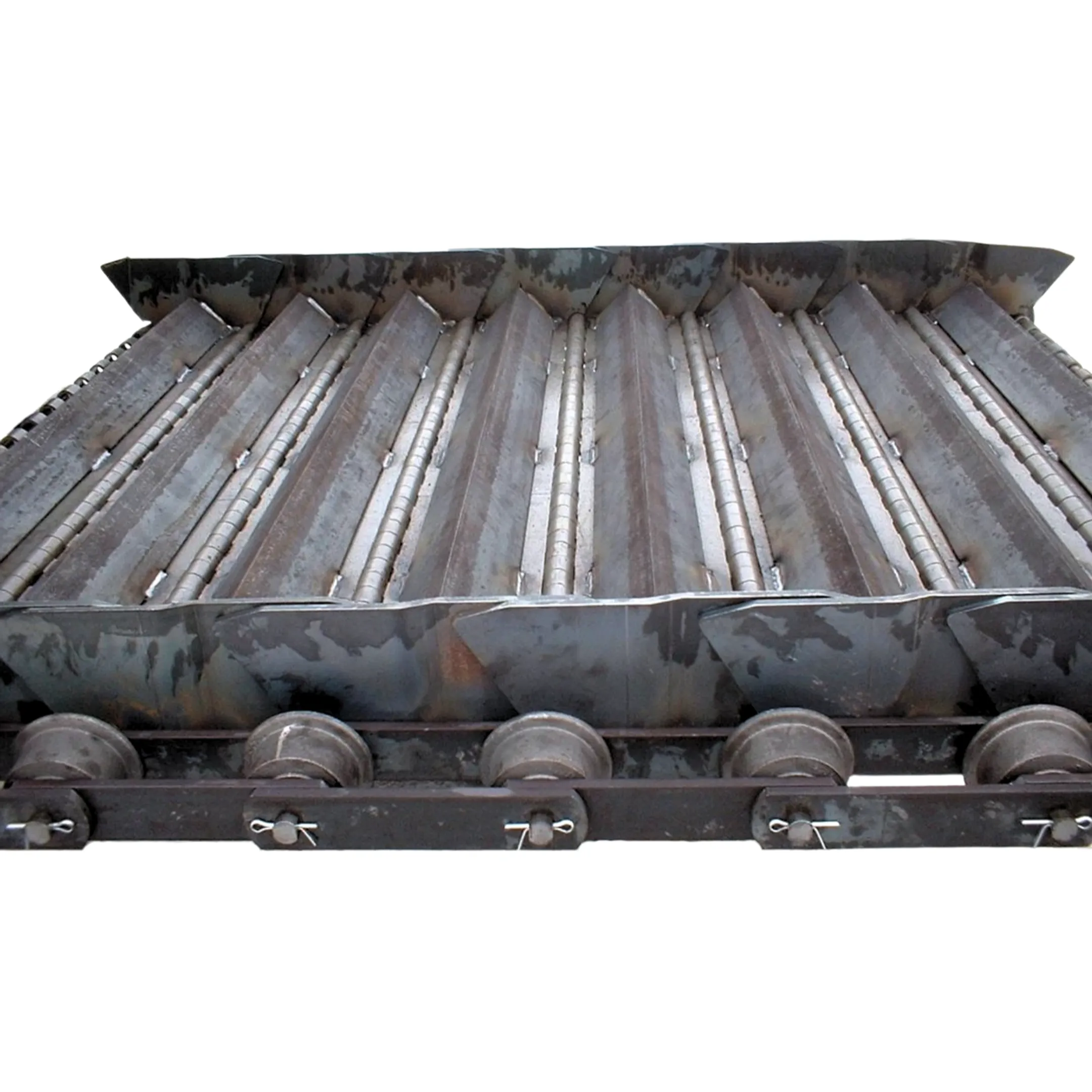 Steel belt conveyor carrying metal parts