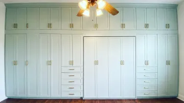 Custom kitchen cabinets extended to ceiling by professional cabinetry company