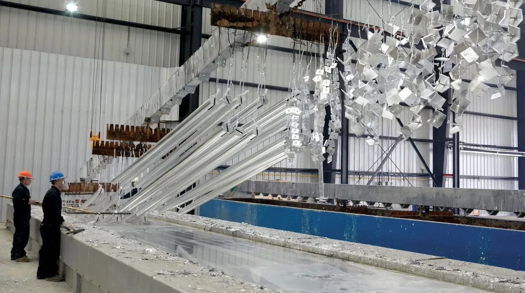 Hot-dip galvanizing process with steel components submerged in molten zinc bath