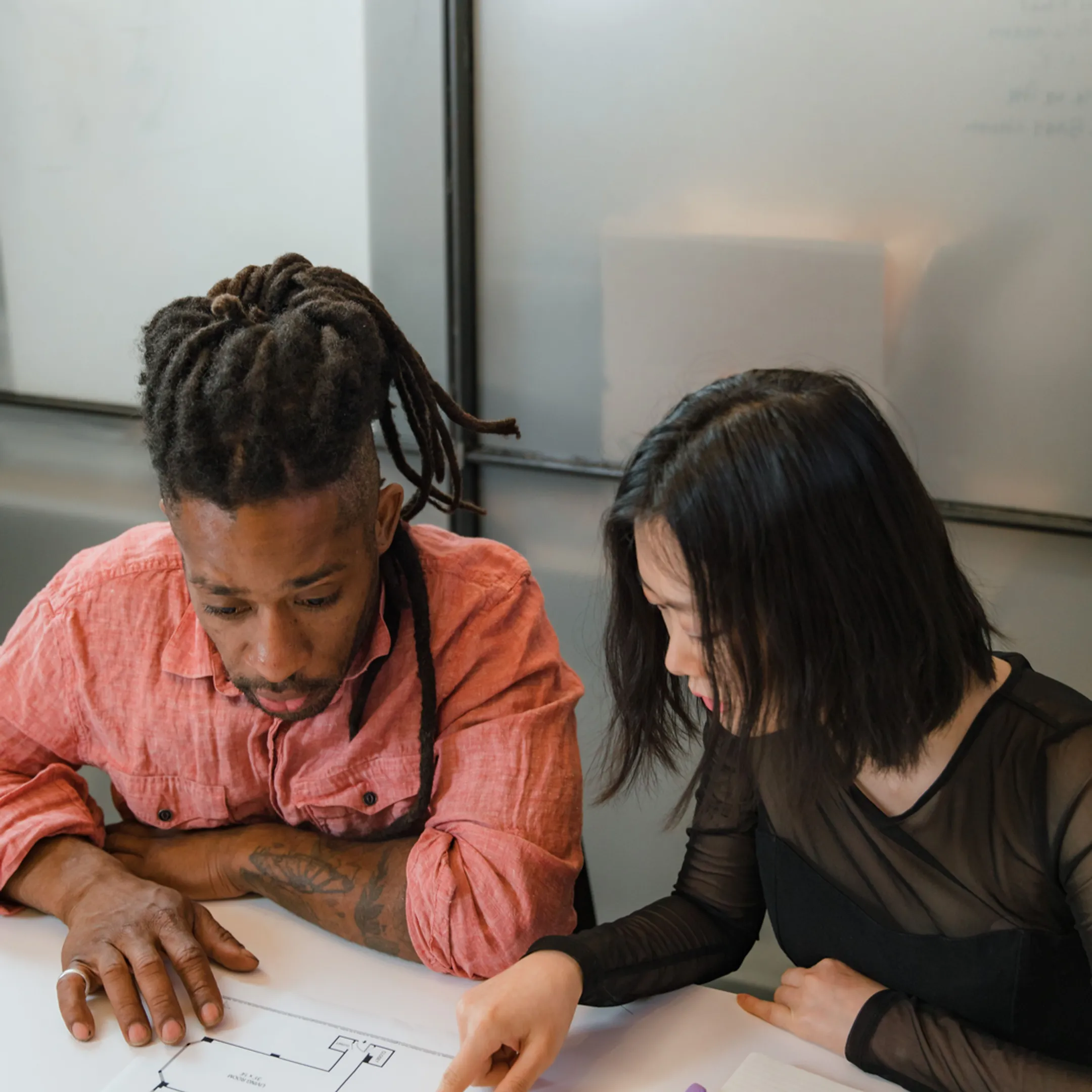 Senior fractional operator collaborating with a founder on business priorities