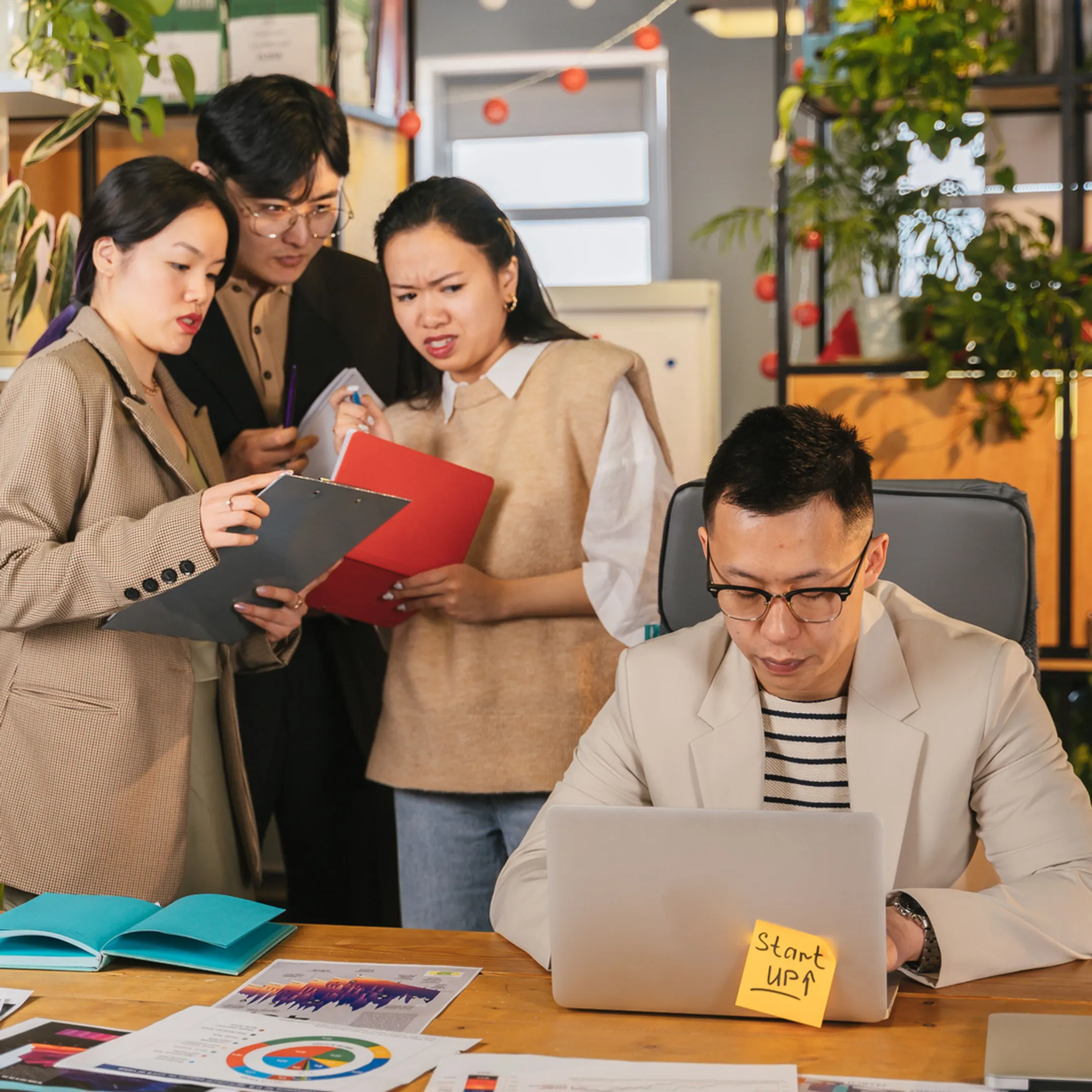 Senior growth marketing operator reviewing a strategy with a startup leadership team