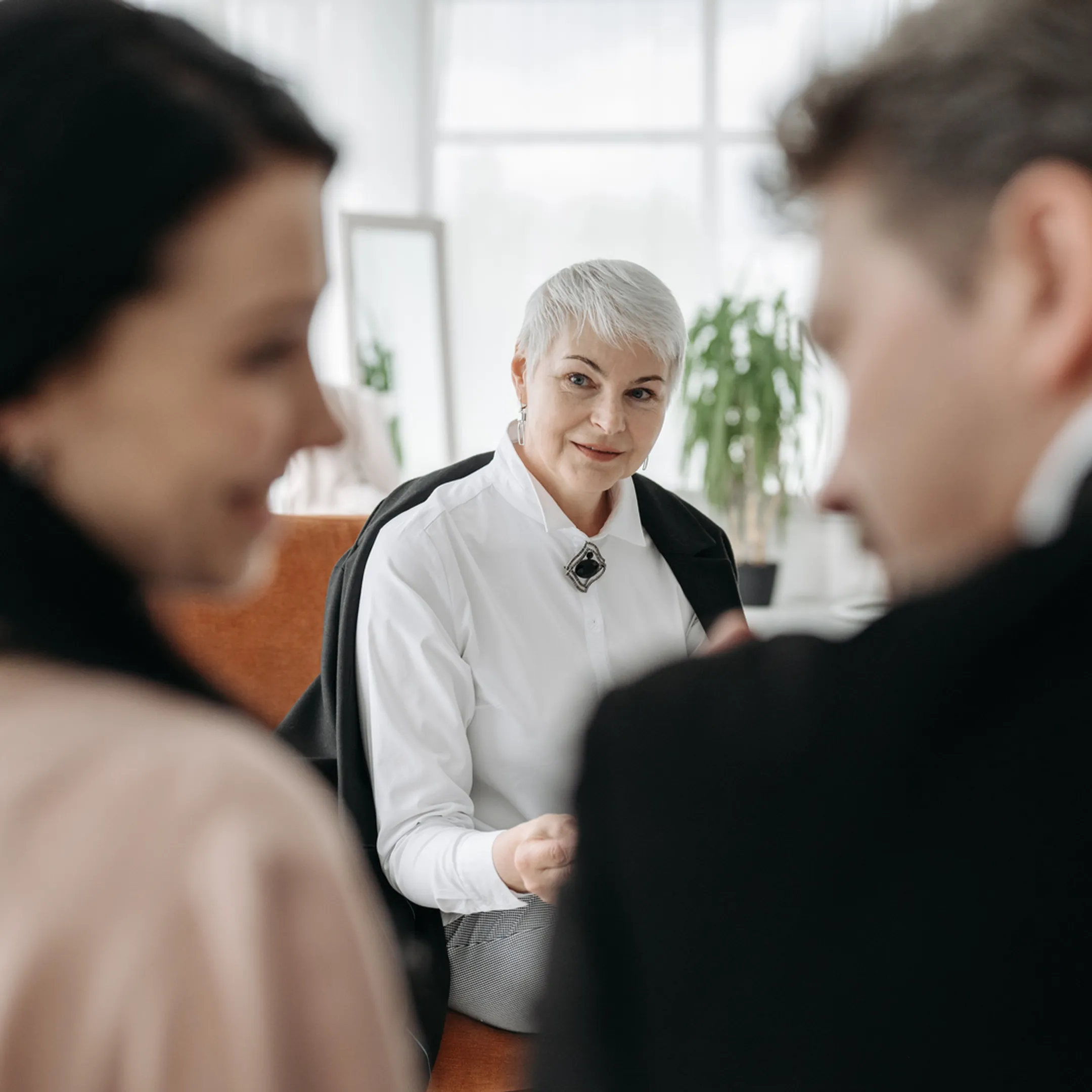 Senior HR operator collaborating with a growing company leadership team