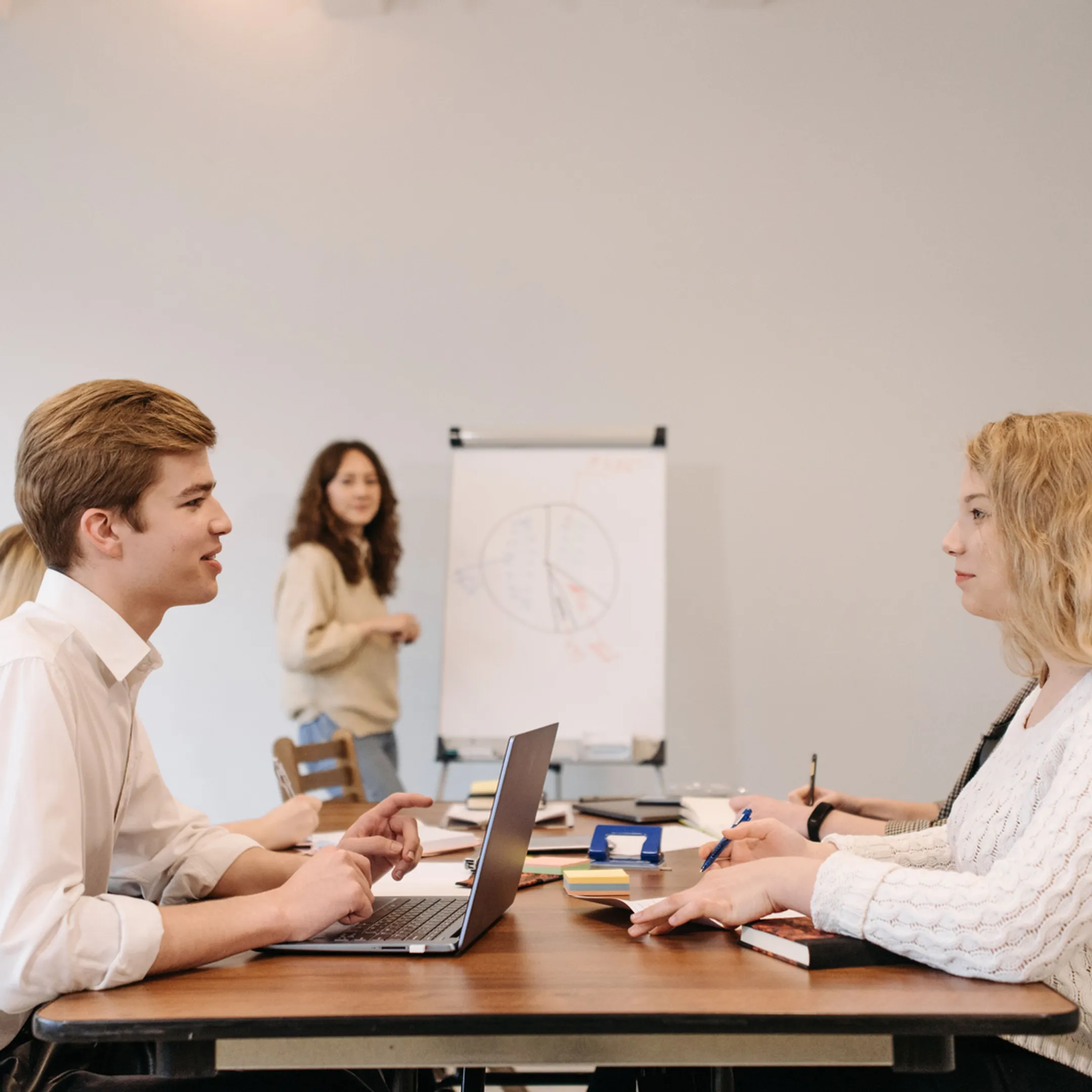 Executive collaborating with a growing company team