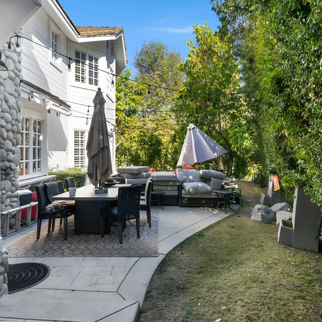 Custom patio and hardscape outdoor living area