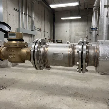 Flow conditioning device installed on a water line