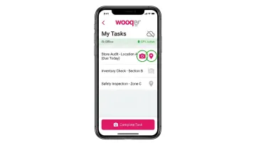 Wooqer mobile WorkApp interface showing field task checklist with photo evidence and GPS tracking