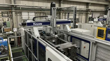 Yushin traverse take-out robot mounted on injection molding machine in production facility