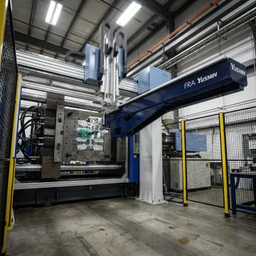 Injection molding robot removing plastic parts