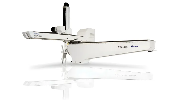 Yushin traverse take-out robot mounted on injection molding machine in production facility