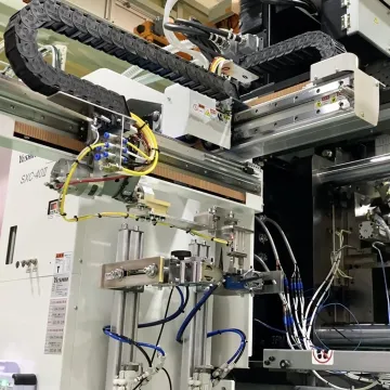 Automated take-out robot serving an injection molding machine